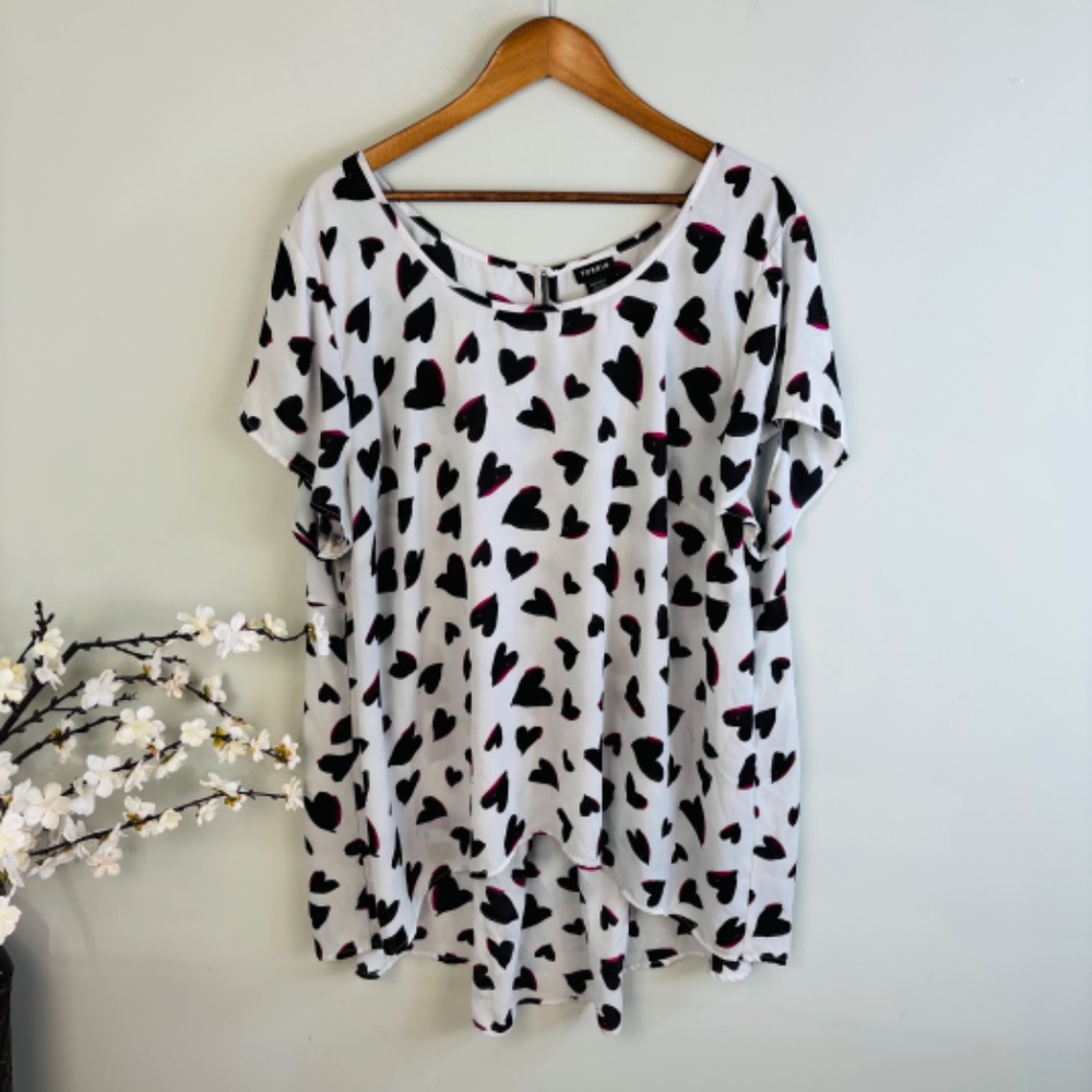 torrid White Heart Print Short Sleeve Blouse with Black & Pink Accents - Picture 3 of 6